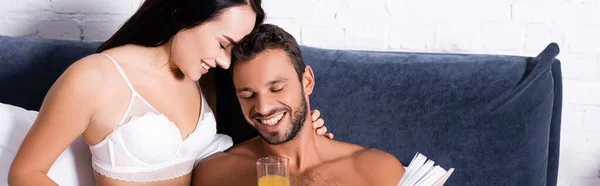 Sexy joven pareja riendo en dormitorio, bandera - foto de stock