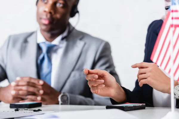 Abgeschnittene Ansicht von Dolmetscher und afrikanisch-amerikanischem Geschäftsmann in der Nähe digitaler Übersetzer, verschwommener Hintergrund — Stockfoto