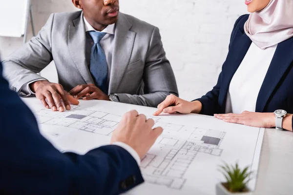 Ausgeschnittene Ansicht multikultureller Geschäftspartner in der Nähe des Bauplatzes, verschwommener Vordergrund — Stockfoto
