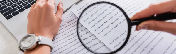 Ausgeschnittene Ansicht des Übersetzers mit Lupe in der Nähe von Dokumenten mit englischem Text, Banner — Stockfoto