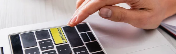 Teilansicht des Dolmetschers durch Drücken der Übersetzungstaste am Laptop, Banner — Stockfoto