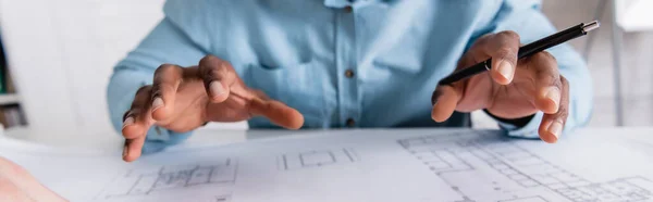 Cropped view of african american businessman gesturing near blueprint, selective focus, banner — Stock Photo