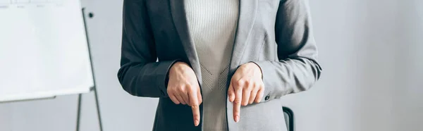 Vista ritagliata di donna d'affari che punta con le dita in ufficio, banner — Foto stock