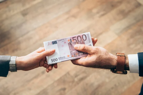 Обрізаний погляд бізнесмена, що дає євро банкноти бізнес-леді — Stock Photo