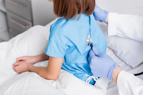 Kinderarzt untersucht krankes Mädchen mit Stethoskop im Krankenhaus — Stockfoto