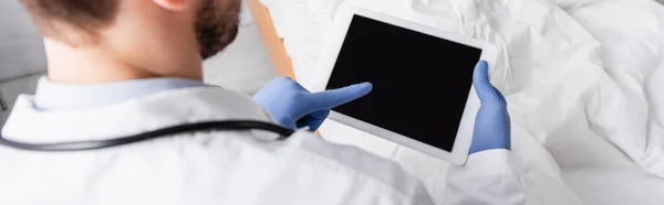 Cropped view of doctor using digital tablet with blank screen in hospital, banner — Foto stock