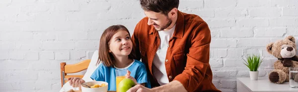 Glückliches Mädchen schaut Vater beim Frühstück im Krankenhaus an, Banner — Stockfoto