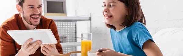 Aufgeregter Mann mit Tochter lacht beim Frühstück im Krankenhaus, Transparent — Stockfoto