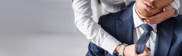 Vue recadrée du secrétaire touchant le visage de l'homme d'affaires tout en le séduisant dans le bureau, bannière — Photo de stock