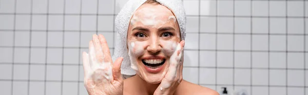 Mulher feliz mostrando palma com limpador de espuma no banheiro, banner — Fotografia de Stock