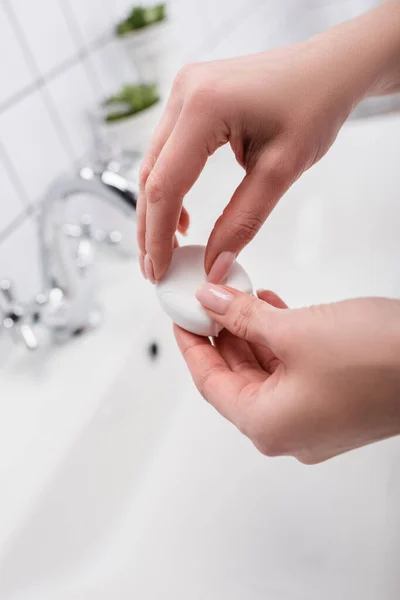 Cropped view of woman holding plastic container with dental floss in hands — Stock Photo