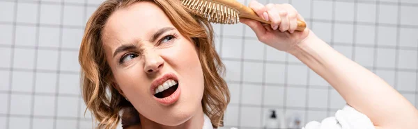Unzufriedene Frau beim Haareputzen im Badezimmer, Banner — Stockfoto