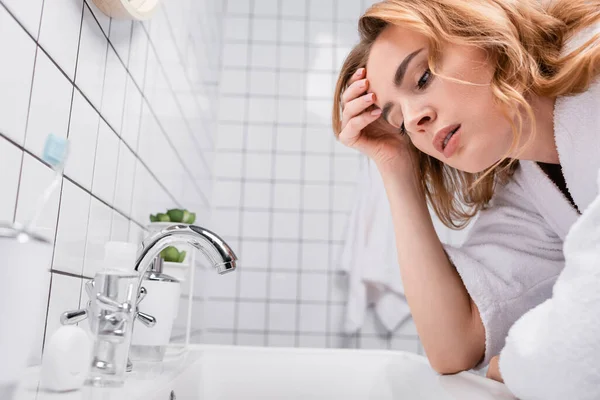 Femme enceinte en peignoir sensation de nausée dans la salle de bain — Photo de stock