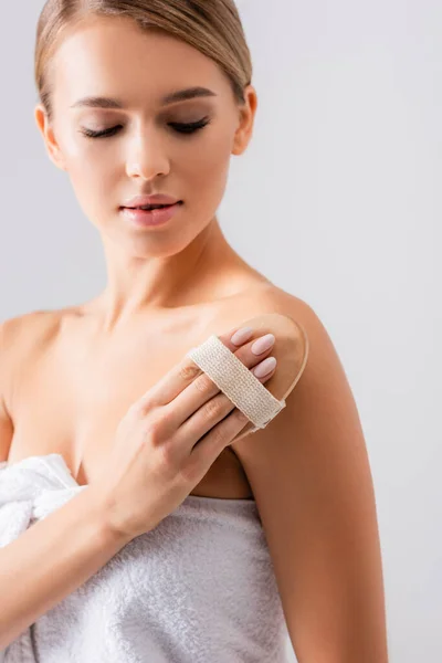 Peau exfoliante jeune femme avec brosse isolée sur blanc — Photo de stock