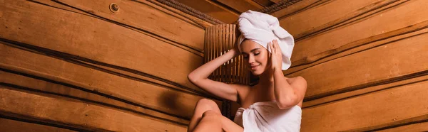 Telo di fissaggio donna sorridente sulla testa in sauna, banner — Foto stock