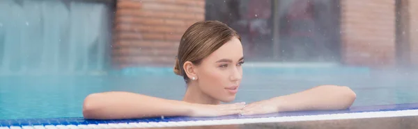 Mulher relaxante na piscina exterior, banner — Fotografia de Stock