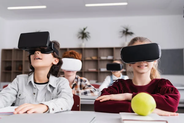Школярі в гарнітурах vr під час уроку в класі, розмитий фон — Stock Photo