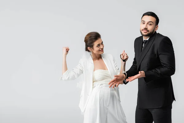 Braut zeigt Ja-Geste neben arabischem Freund in Handschellen und zeigt Achselzucken — Stockfoto