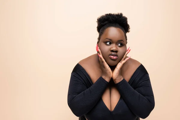 African american plus size woman looking away isolated on beige — Stock Photo
