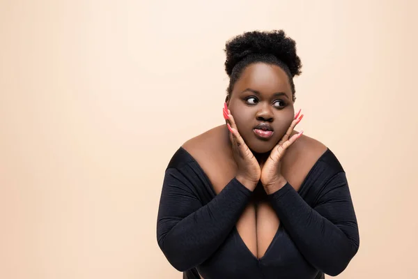 Afrikanisch-amerikanische Plus-Size-Frau schaut auf beige isoliert weg — Stockfoto