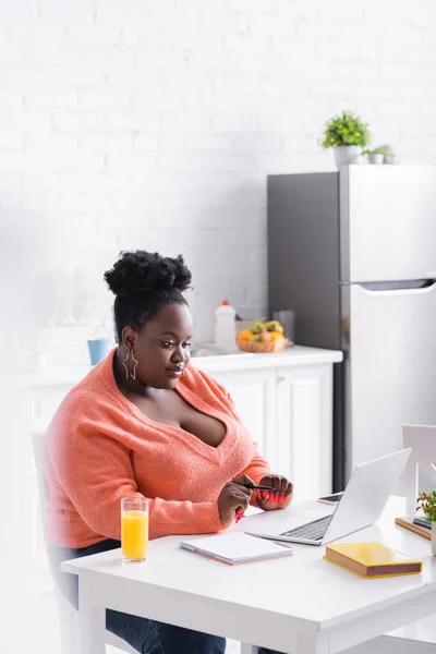Afroamerikaner plus Size Freelancer mit Laptop zu Hause — Stockfoto