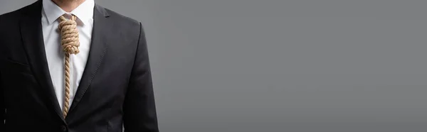 Visão parcial do empresário em blazer preto e corda no pescoço isolado em cinza, banner — Fotografia de Stock