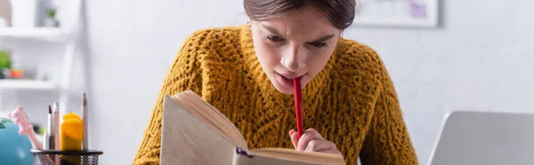 Adolescent fille lecture livre et tenant stylo, bannière — Photo de stock