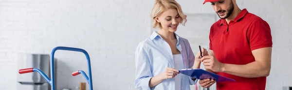 Postino arabo dando appunti e penna alla donna allegra, striscione — Foto stock