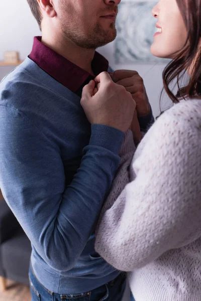 Vista cortada de mulher sorridente segurando as mãos do marido em casa — Fotografia de Stock