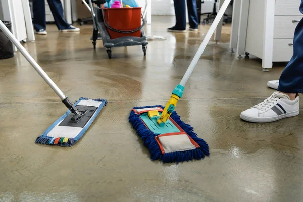 Обрізаний вид на чисту мийку підлоги в офісі — стокове фото