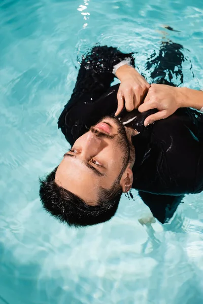 Молодий мусульманський менеджер плаває в басейні з пульсацією — стокове фото