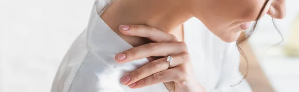 Vista cortada de noiva sorridente no anel de casamento, banner — Fotografia de Stock