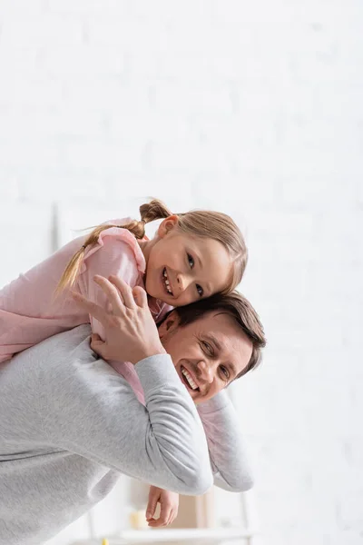 Glücklicher Vater und Tochter lächeln in die Kamera, während sie zu Hause Spaß haben — Stockfoto