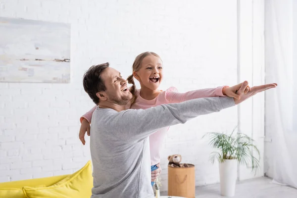 Aufgeregter Papa mit Tochter, die zu Hause Spaß hat und tanzt — Stockfoto