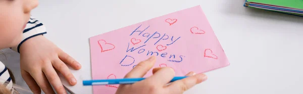 Recortado vista de niño dibujo feliz mujer tarjeta de día, bandera - foto de stock