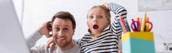 Espantado pai e filha tocando cabeça enquanto olha para a câmera, banner — Fotografia de Stock