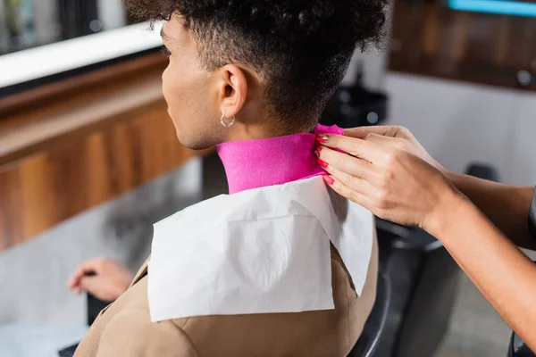 Cabeleireiro papel colar de fixação no pescoço do cliente afro-americano — Fotografia de Stock