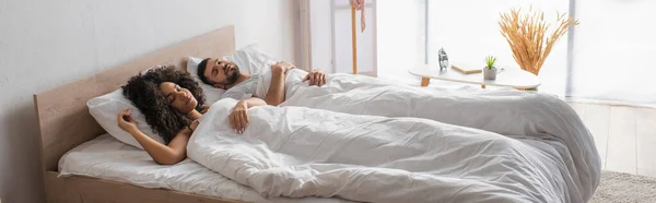 Multiethnisches Paar, das zusammen im Bett schläft, Banner — Stockfoto