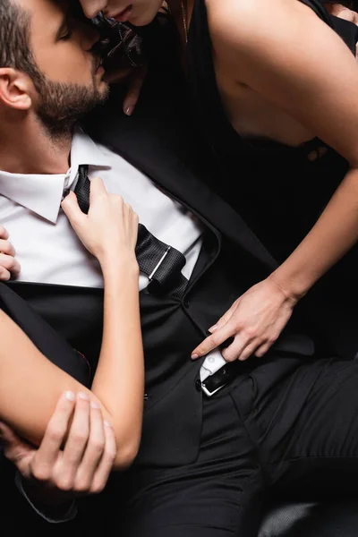 Високий кут зору пристрасних жінок роздягається молодий бізнесмен в костюмі — стокове фото