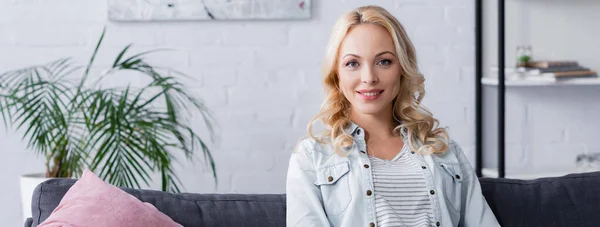 Mulher loira sorrindo para a câmera em casa, banner — Fotografia de Stock