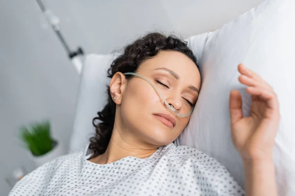 Mulher afro-americana doente com cânula nasal dormindo na cama do hospital — Fotografia de Stock