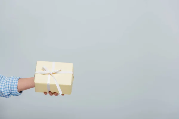 Частковий вид жінки з подарунковою коробкою ізольовано на сірому з місцем для тексту — стокове фото