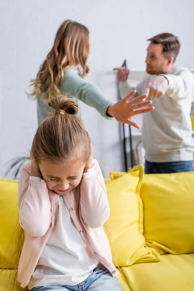 Enfant effrayé assis près du père querelle avec maman à la maison — Photo de stock