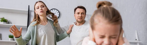 Hombre sosteniendo el pelo de la esposa cerca de niño asustado en primer plano borrosa, bandera - foto de stock