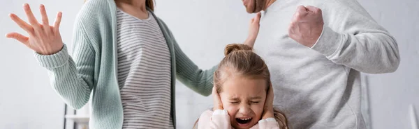 Screaming kid between parents quarrelling at home, banner — Stock Photo