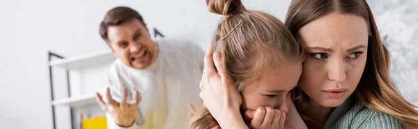 Mulher abraçando criança perto gritando pai, banner — Fotografia de Stock