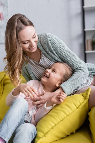 Sorrindo mãe olhando para a filha rindo — Fotografia de Stock