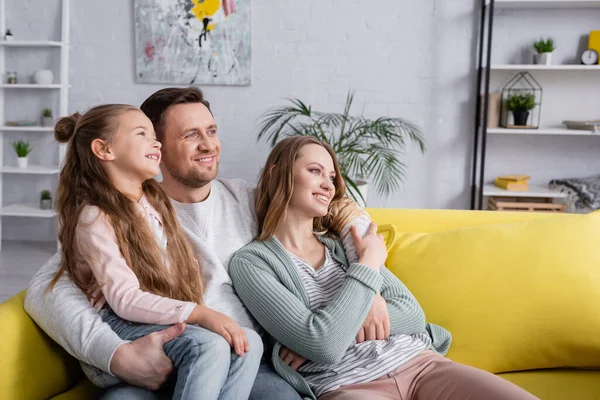 Sorridente uomo abbracciando figlia e moglie — Foto stock