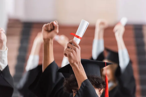 Vista ritagliata di studente afro-americano in possesso di diploma — Foto stock