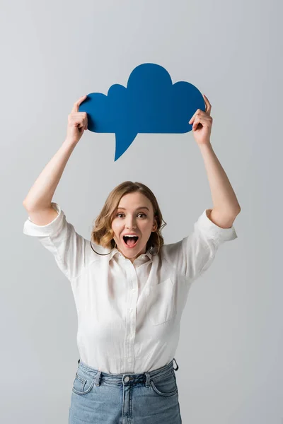 Femme en surpoids étonné en chemise blanche tenant bulle de pensée bleue au-dessus de la tête isolé sur gris — Photo de stock